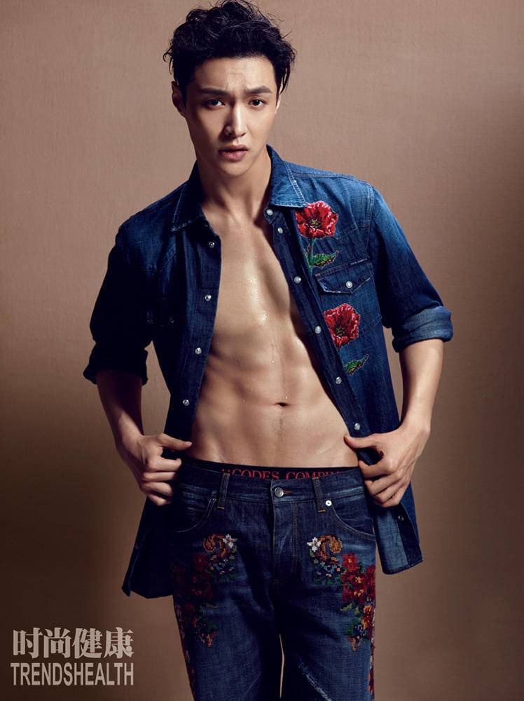 張藝興肌肉性感寫真照 大秀人魚線