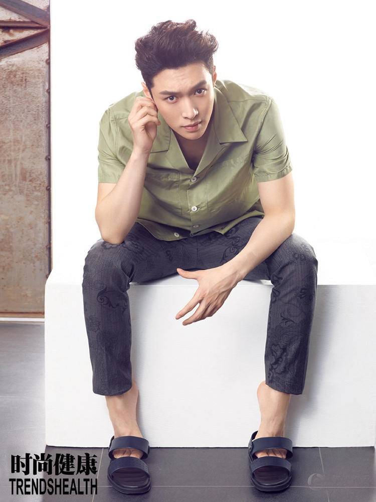 張藝興肌肉性感寫真照 大秀人魚線