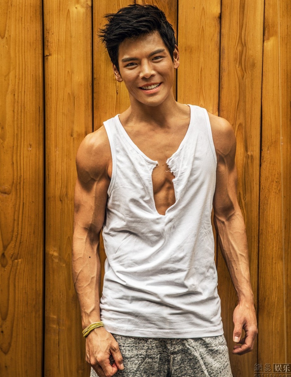 向佐肌肉寫真圖片 雷震子秒變鄰家大男孩