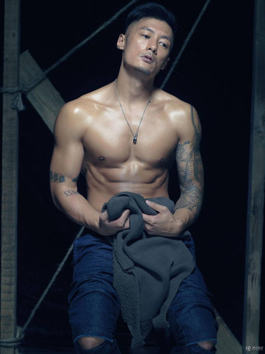 余文樂(lè)肌肉線條好man 脫了衣服大玩誘惑
