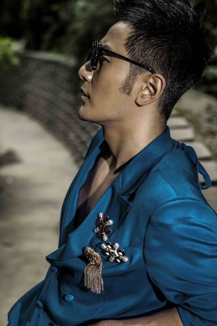 西裝型男劉恩佑肌肉照寫(xiě)真大片分享