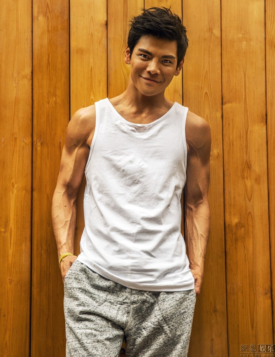 向佐肌肉寫真圖片 雷震子秒變鄰家大男孩