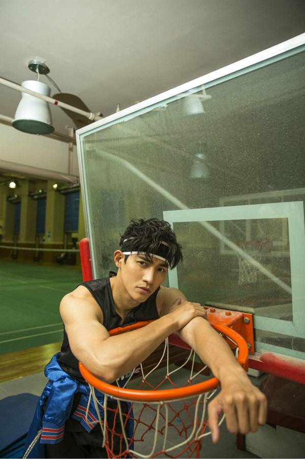 &ldquo;雙面男神&rdquo;李子峰帥氣運(yùn)動時尚大片