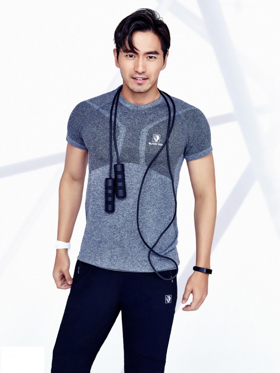 韓星李陣郁海報高清圖 全方位展現(xiàn)硬漢本色