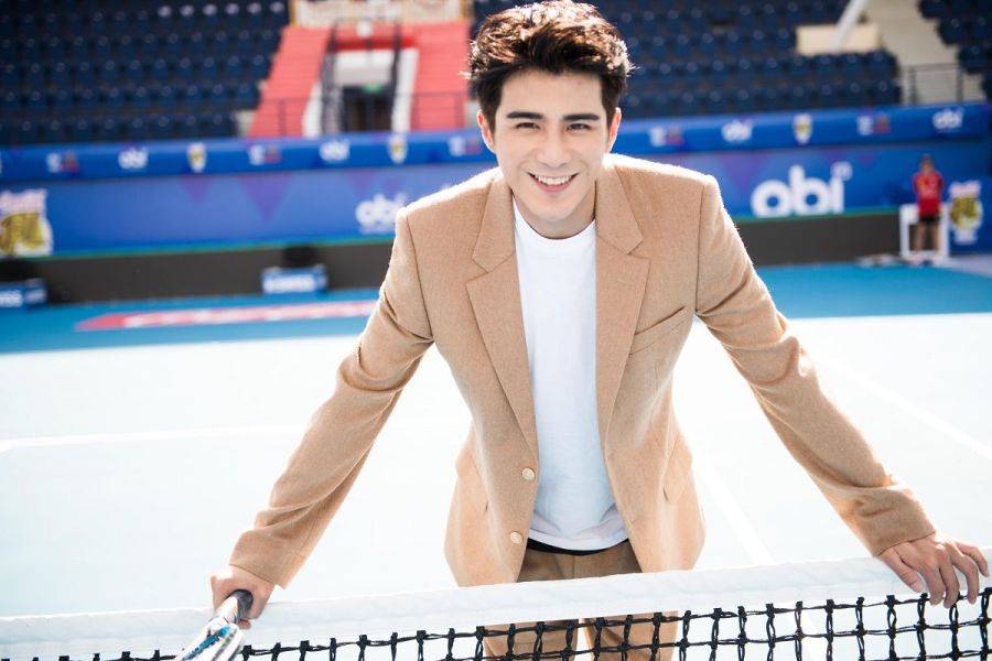 &ldquo;小鮮肉&rdquo;明星姜潮網(wǎng)球?qū)懻鎴D片 變身運(yùn)動(dòng)型男