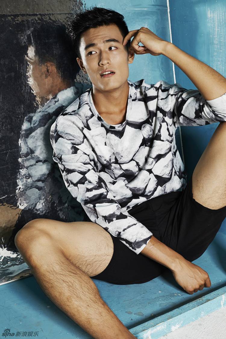 演員吳旭東時(shí)尚寫(xiě)真曝光 休閑風(fēng)盡顯運(yùn)動(dòng)型男本色