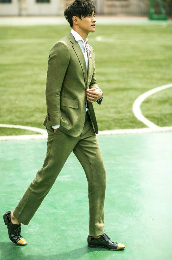 &ldquo;雙面男神&rdquo;李子峰帥氣運(yùn)動(dòng)時(shí)尚大片