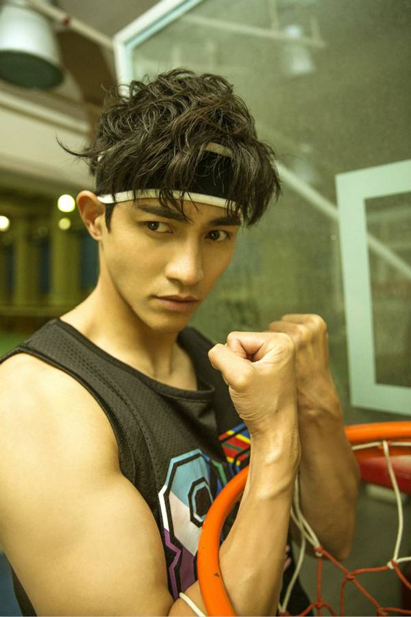 &ldquo;雙面男神&rdquo;李子峰帥氣運(yùn)動時尚大片