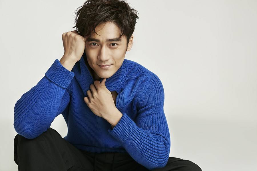 蔣勁夫籃球運(yùn)動(dòng)時(shí)尚寫(xiě)真 胸口半露盡顯型男本色