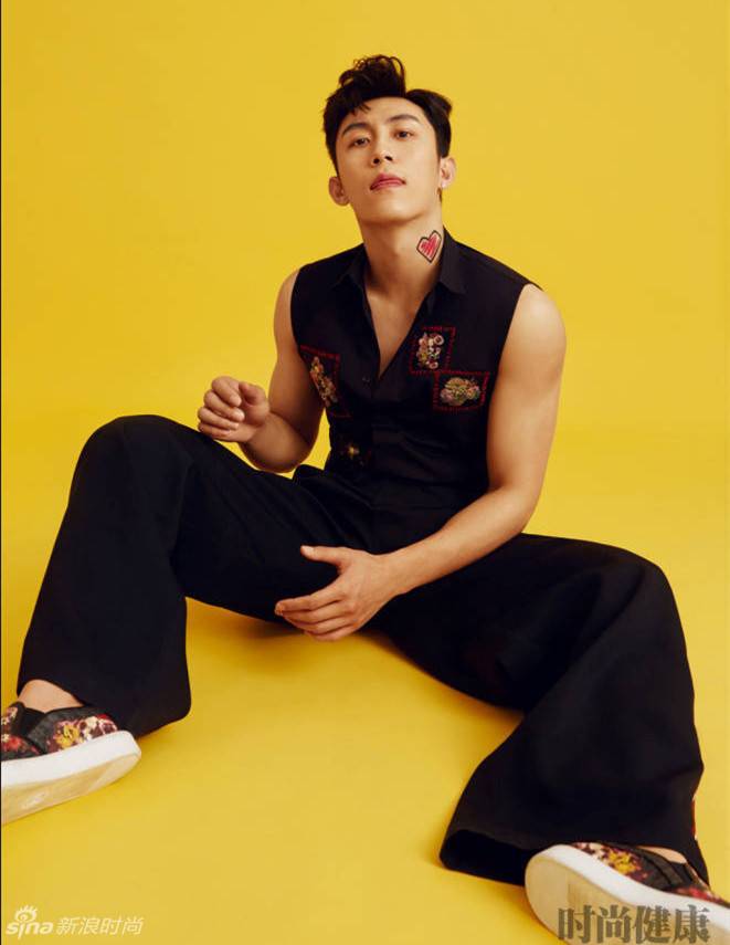 黃景瑜肌肉寫真曝光 衣襟大開腹肌盡現(xiàn)