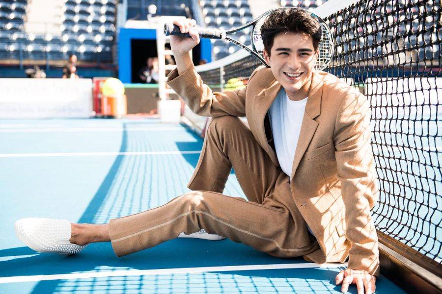 &ldquo;小鮮肉&rdquo;明星姜潮網(wǎng)球?qū)懻鎴D片 變身運動型男