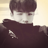 帥氣拋媚眼短發(fā)型男頭像圖片