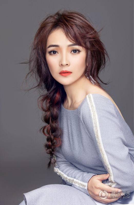 歌手斯琴高麗早春寫真 甜美微笑熟女范十足