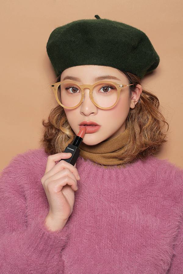 秋風(fēng)起換新“妝” 粉紅妝容添活力