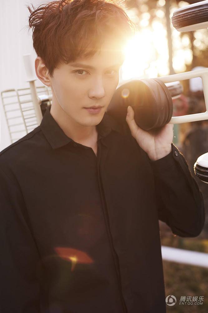 徐正曦早春寫真照片曝光 詮釋完美男友魅力