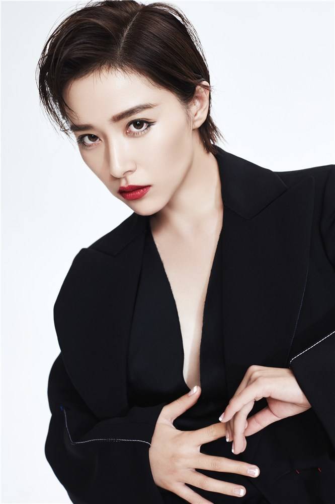 闕清子帥氣短發(fā)寫真曝光 西裝制服出鏡眼神撩人