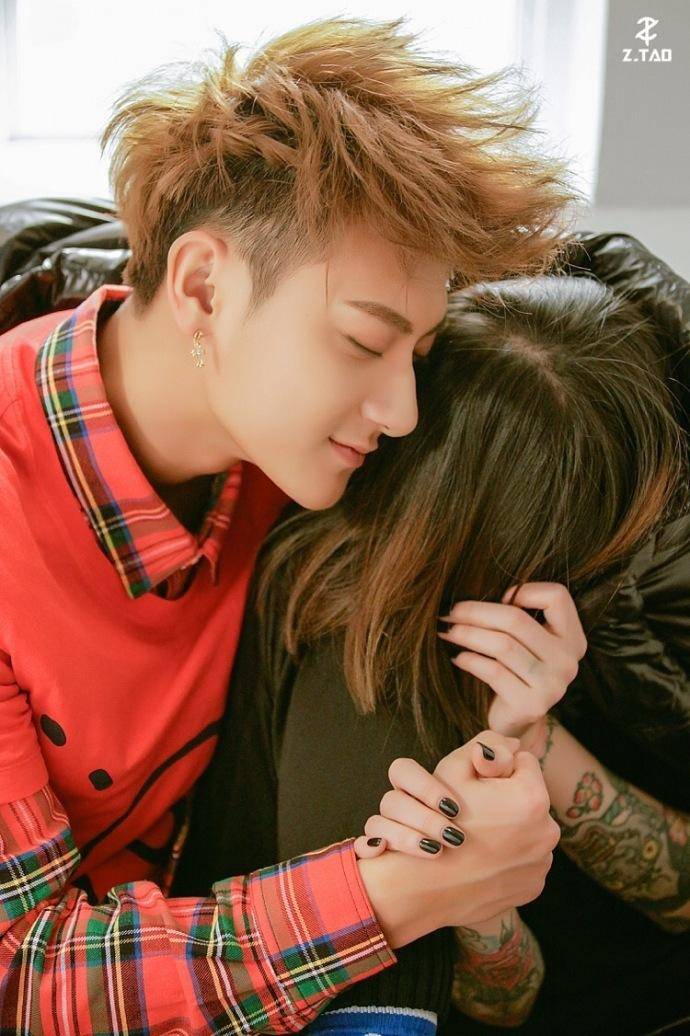 黃子韜情人節(jié)寫真大片 笑容溫暖男友力爆棚