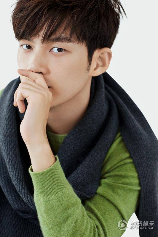 董力時尚大片曝光 綠色毛衣溫暖清新