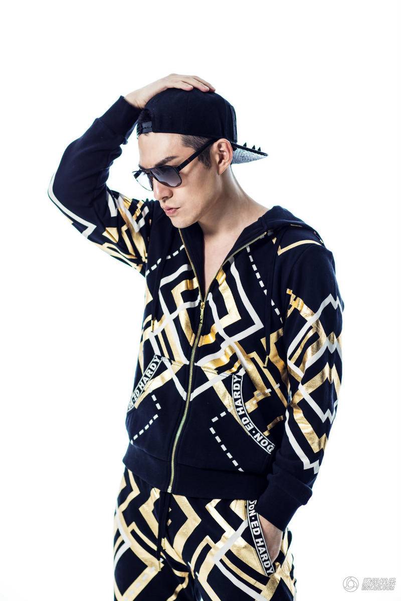 嚴(yán)屹寬運動型男裝扮寫真 動感邪魅盡顯男士魅力