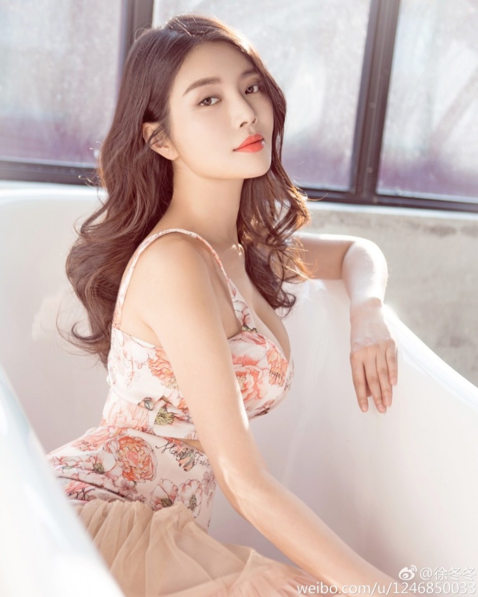 90后女星徐冬冬浴缸性感寫真 曲線曼妙秀巨胸