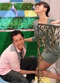 盤(pán)點(diǎn)娛樂(lè)圈當(dāng)紅明星們下跪內(nèi)幕 他們?cè)诎菡l(shuí)?