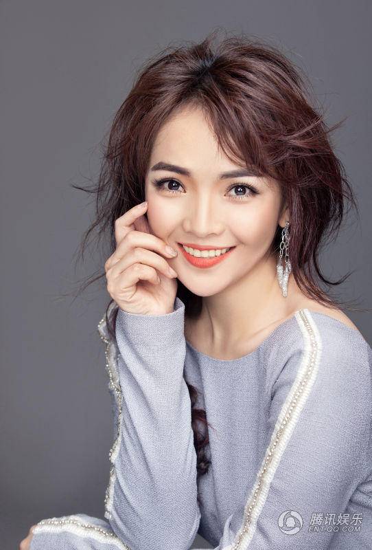 歌手斯琴高麗早春寫真 甜美微笑熟女范十足