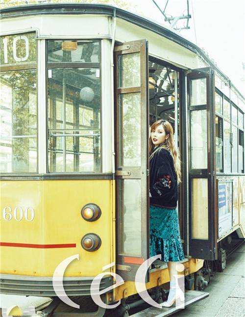 韓國歌手泫雅街頭寫真 性感紅唇實(shí)力撩人