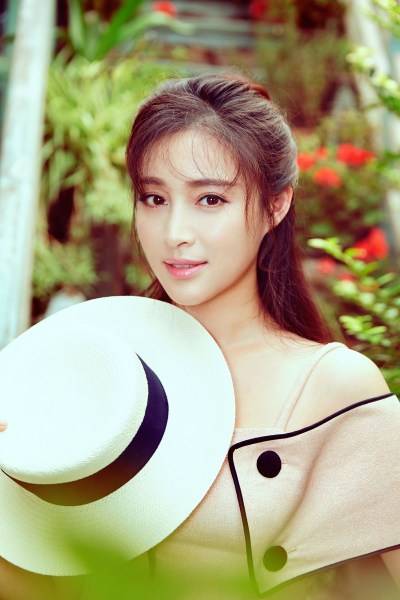 內(nèi)地演員甘婷婷最新寫真 甜美性感間切換自如