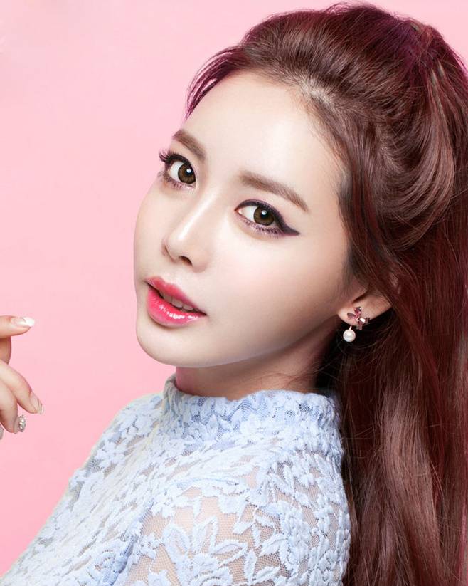 秋風(fēng)起換新“妝” 粉紅妝容添活力