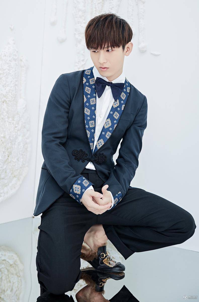 新生代演員成毅早春寫真 復(fù)古優(yōu)雅笑容溫暖迷人