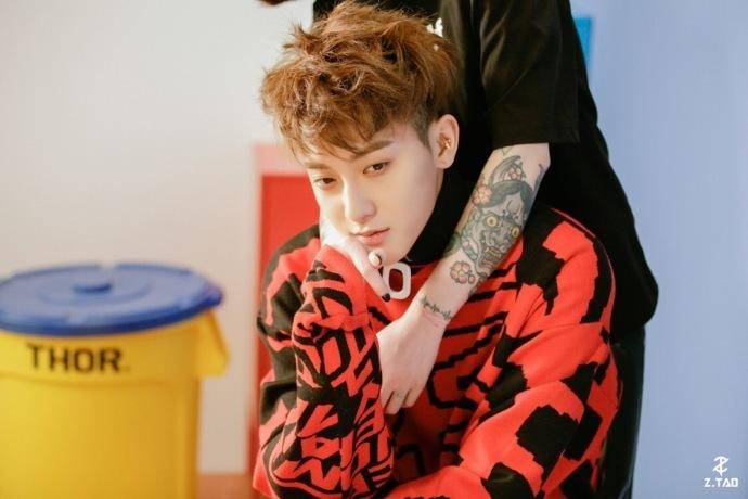 黃子韜情人節(jié)寫真大片 笑容溫暖男友力爆棚