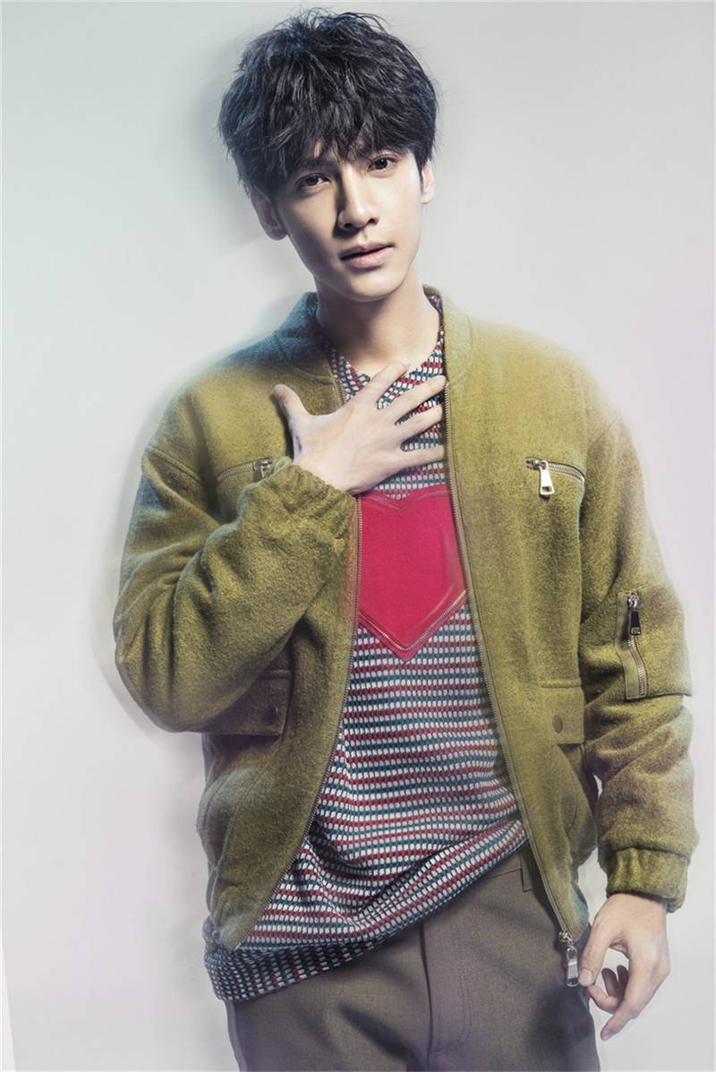 小鮮肉羅云熙情人節(jié)寫真曝光 浪漫比心男友力十足