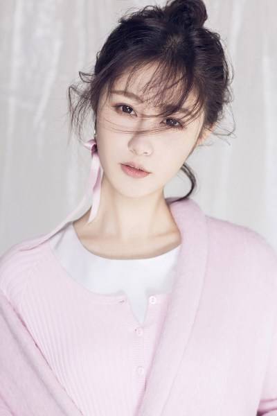 梁田時尚寫真笑容吸睛 貓咪入境盡顯親和力