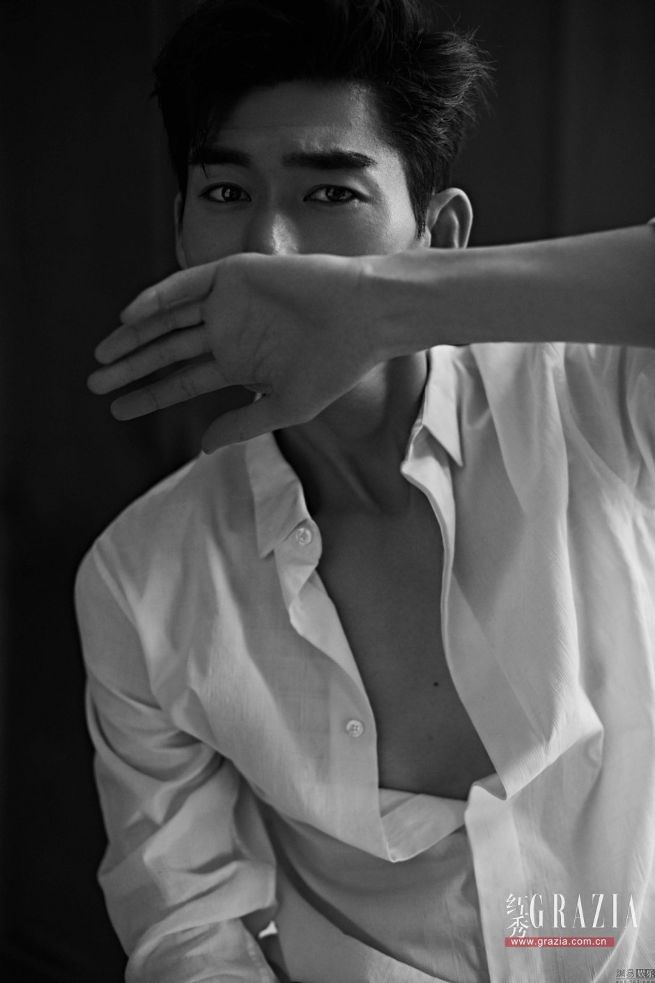 張翰曝黑白時(shí)尚寫真 上演禁欲系英倫風(fēng)