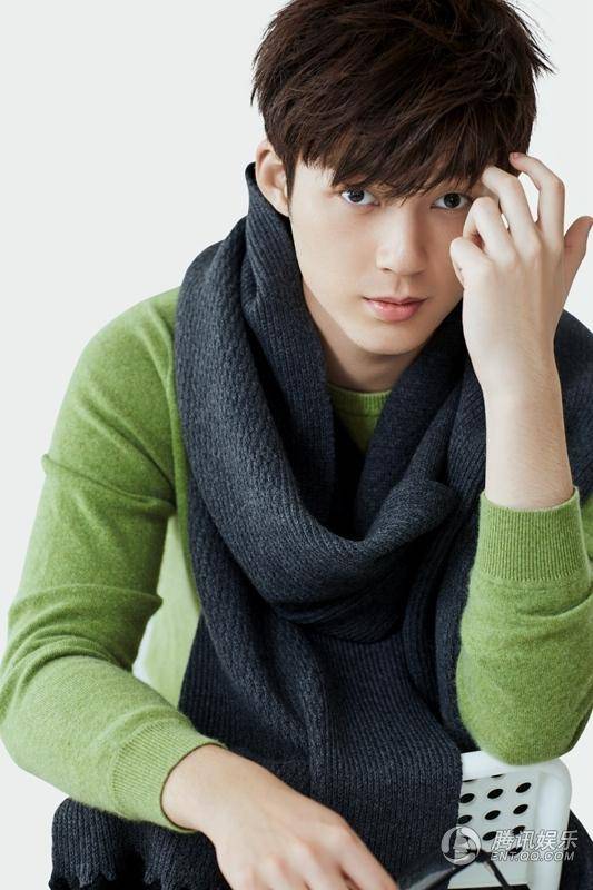 董力時(shí)尚大片曝光 綠色毛衣溫暖清新
