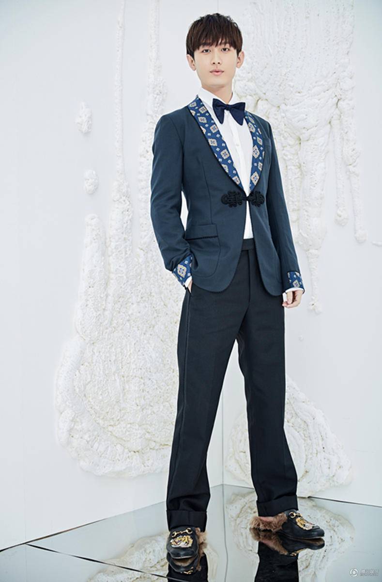 新生代演員成毅早春寫真 復(fù)古優(yōu)雅笑容溫暖迷人