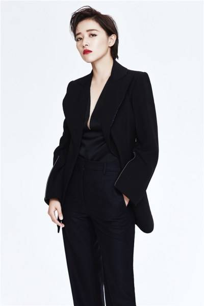 闕清子帥氣短發(fā)寫真曝光 西裝制服出鏡眼神撩人