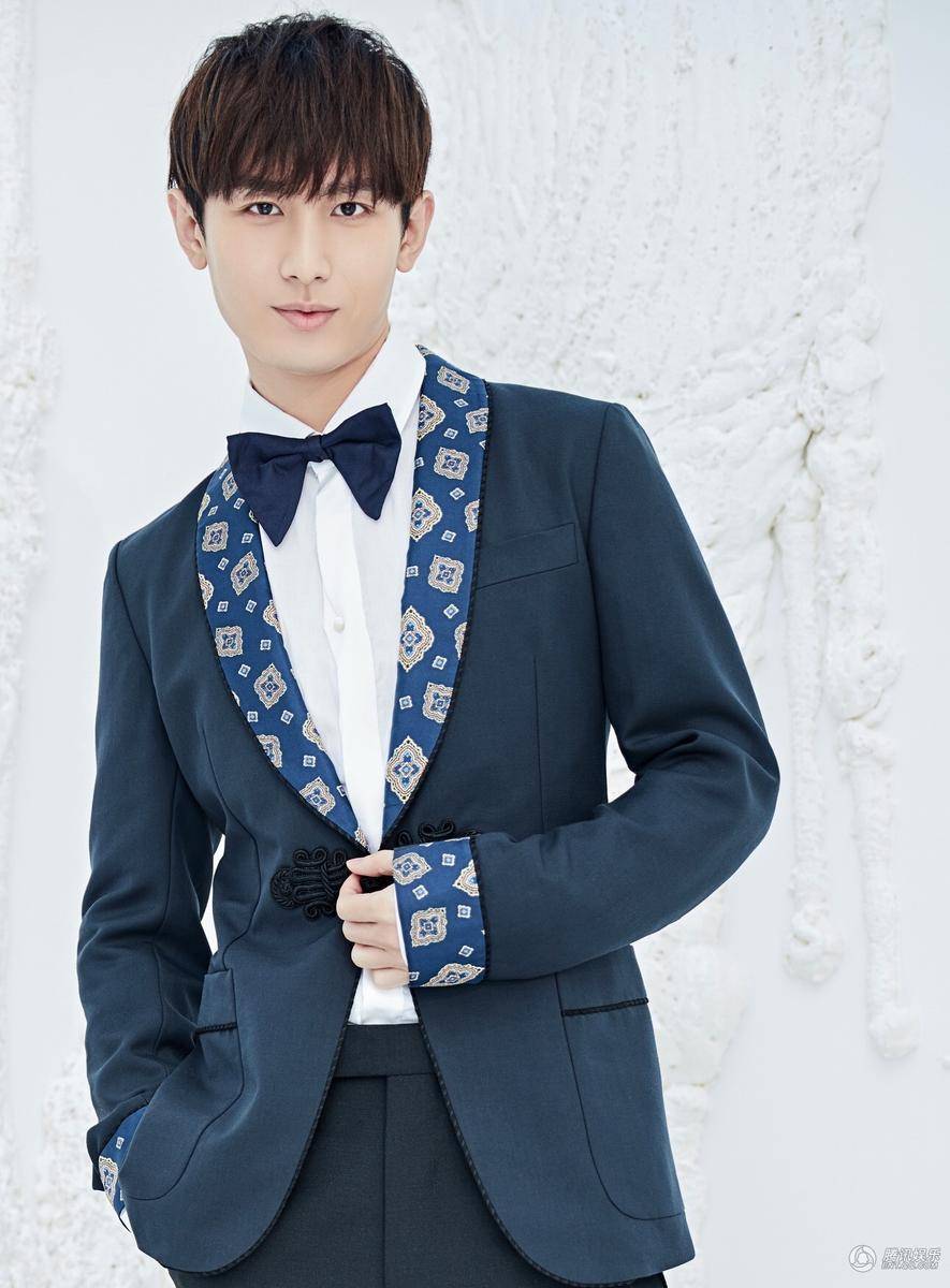 新生代演員成毅早春寫真 復古優(yōu)雅笑容溫暖迷人