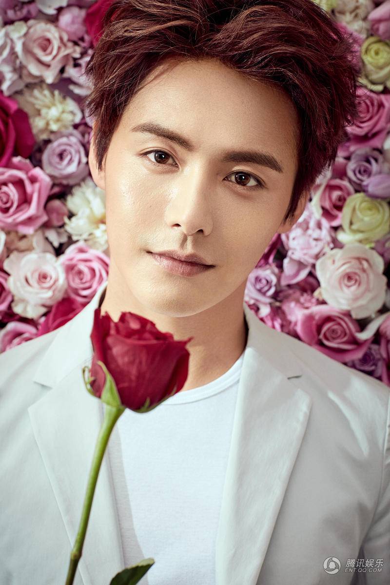 馬天宇情人節(jié)大片曝光 甜蜜笑容手持玫瑰