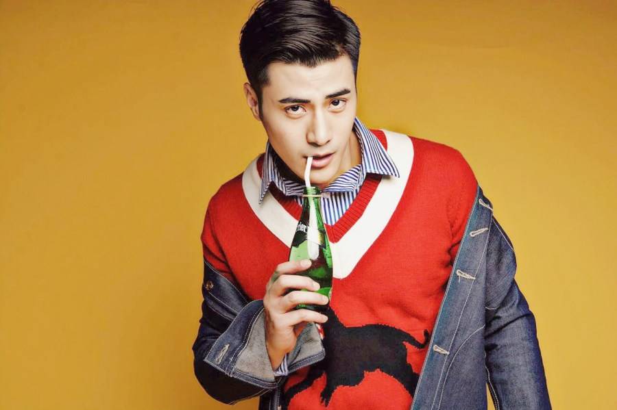 演員李晨浩新春寫真曝光 一襲復古紅毛衣?lián)岀R