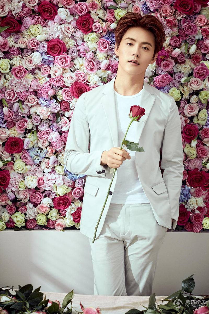 馬天宇情人節(jié)大片曝光 甜蜜笑容手持玫瑰