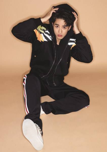 許魏洲登雜志封面寫真圖片 俊秀面容叼花獻吻