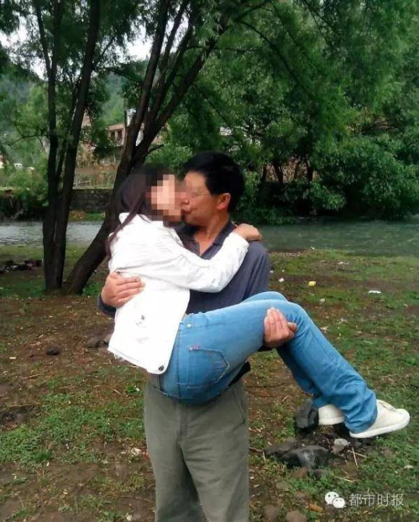 某高校副教授與女生曖昧不雅照流出 忘我激情舌吻