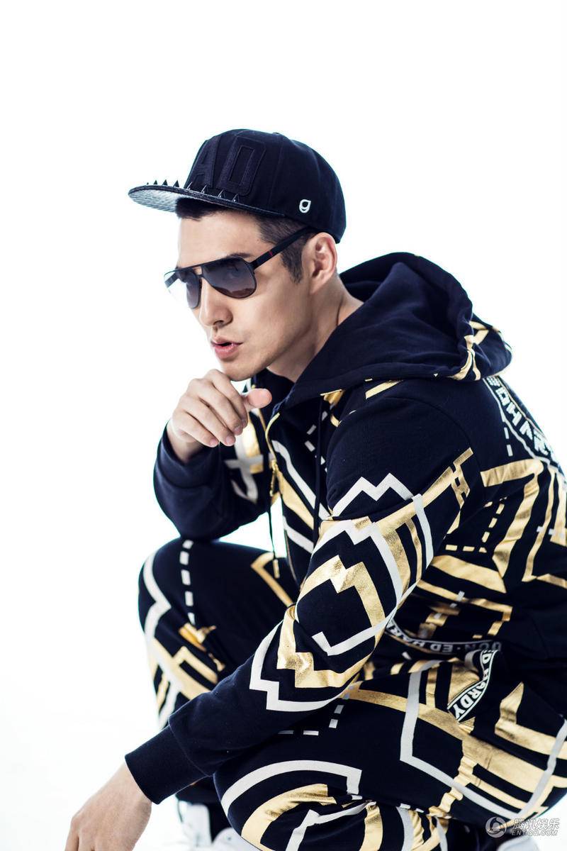 嚴(yán)屹寬運(yùn)動(dòng)型男裝扮寫真 動(dòng)感邪魅盡顯男士魅力