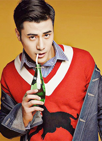 演員李晨浩新春寫真曝光 一襲復(fù)古紅毛衣?lián)岀R