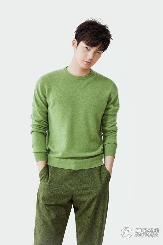 董力時尚大片曝光 綠色毛衣溫暖清新