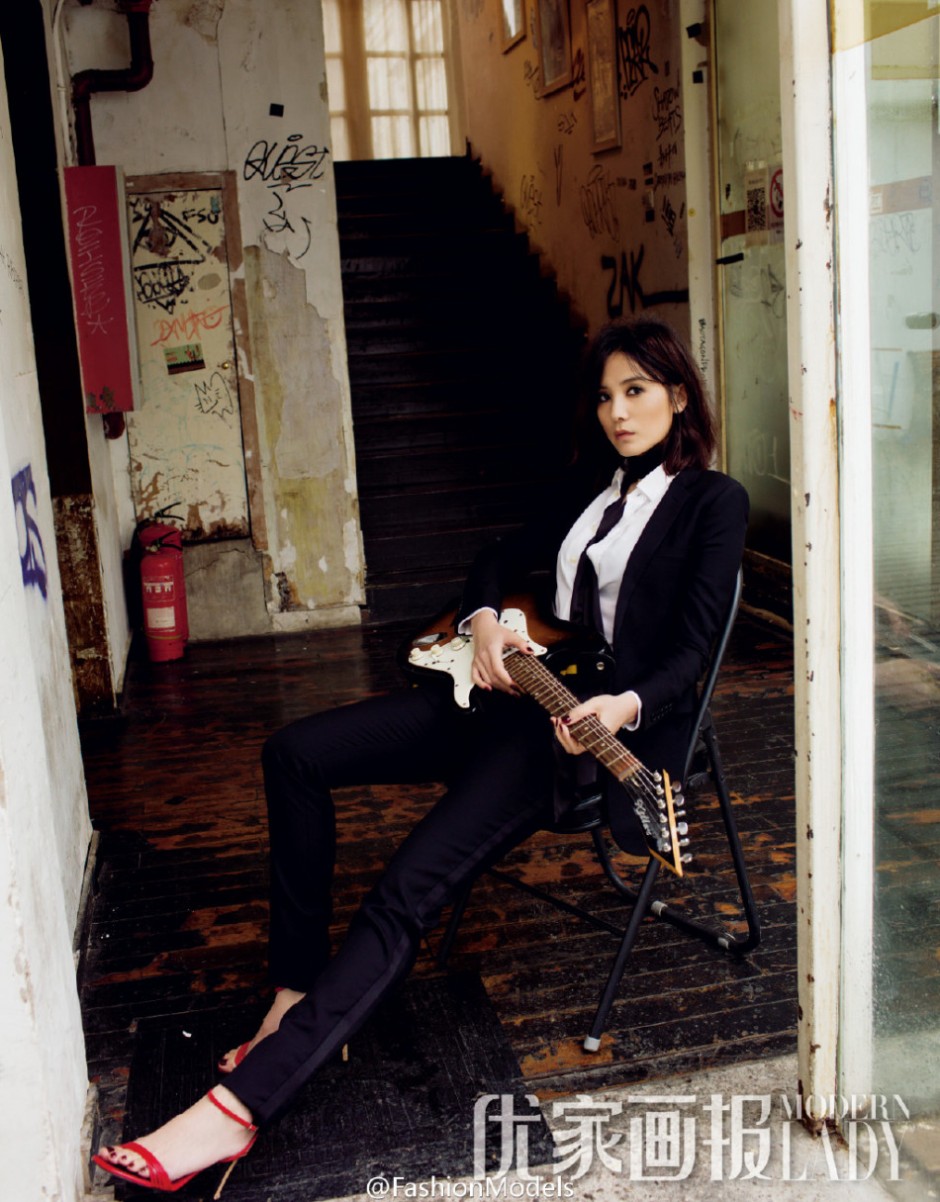 小宋佳最新寫真大片公開 抱吉他才女范兒十足