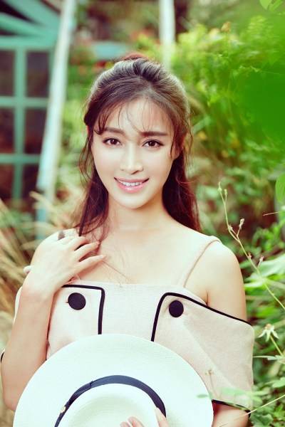 內(nèi)地演員甘婷婷最新寫真 甜美性感間切換自如