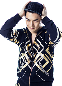 嚴屹寬運動型男裝扮寫真 動感邪魅盡顯男士魅力”