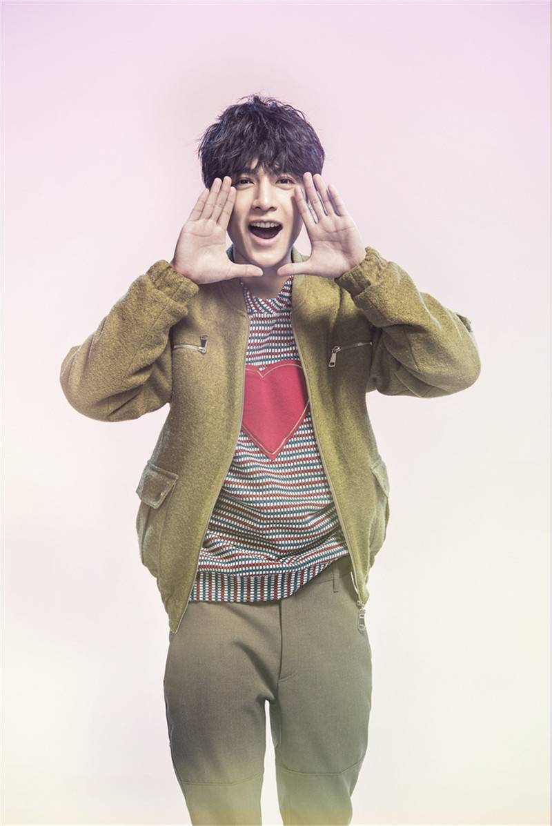 小鮮肉羅云熙情人節(jié)寫真曝光 浪漫比心男友力十足